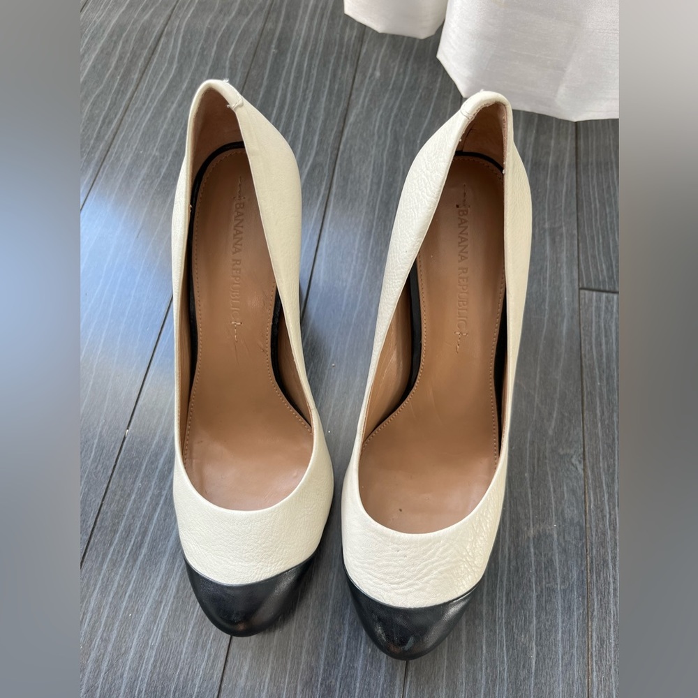 Banana Republic cream pump with black cap toe size 6.5
